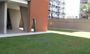 Departamento de dos ambientes con balcón  en torre, pileta y jardín perimetral.
