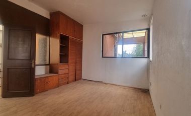 En Venta Echegaray gran oportunidad casa como terreno para remodelar