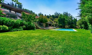 Gran Casa Mediterránea en Valle Escondido, Inmejorable Vista.