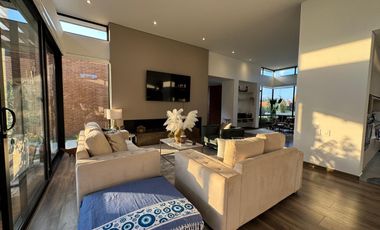 Venta Exclusiva: Moderna Casa de un Piso en Refugio del Valle, La Calera