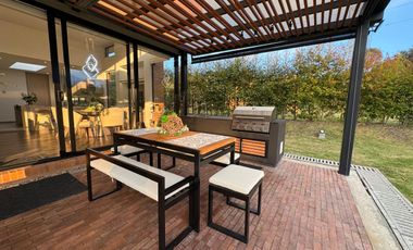 Venta Exclusiva: Moderna Casa de un Piso en Refugio del Valle, La Calera