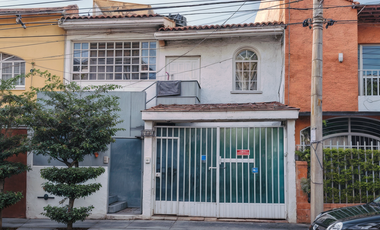 Casa en avenida principal con uso de suelo mixto