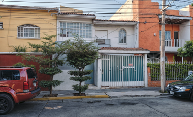 Casa en avenida principal con uso de suelo mixto