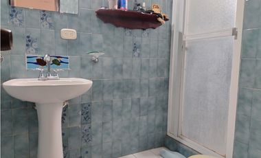 SE ARRIENDA CASA DE USO COMERCIAL CON APARTAESTUDIO ANEXO, SANTA MARTA