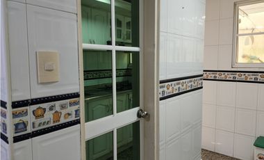 SE ARRIENDA CASA DE USO COMERCIAL CON APARTAESTUDIO ANEXO, SANTA MARTA