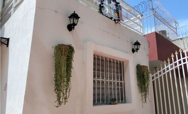 SE ARRIENDA CASA DE USO COMERCIAL CON APARTAESTUDIO ANEXO, SANTA MARTA