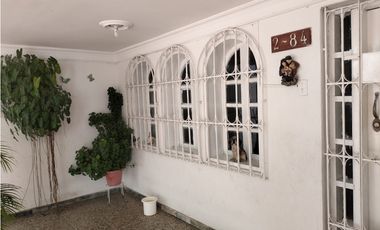 SE ARRIENDA CASA DE USO COMERCIAL CON APARTAESTUDIO ANEXO, SANTA MARTA