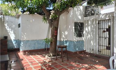 SE ARRIENDA CASA DE USO COMERCIAL CON APARTAESTUDIO ANEXO, SANTA MARTA