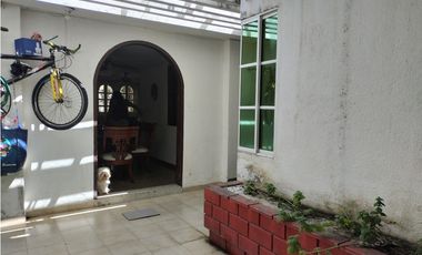 SE ARRIENDA CASA DE USO COMERCIAL CON APARTAESTUDIO ANEXO, SANTA MARTA