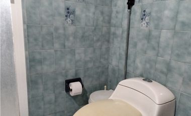 SE ARRIENDA CASA DE USO COMERCIAL CON APARTAESTUDIO ANEXO, SANTA MARTA