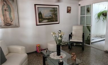 SE ARRIENDA CASA DE USO COMERCIAL CON APARTAESTUDIO ANEXO, SANTA MARTA