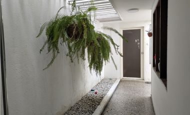 SE ARRIENDA CASA DE USO COMERCIAL CON APARTAESTUDIO ANEXO, SANTA MARTA