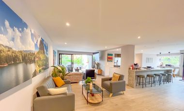 POBLADO AGUACATALA CERCA AL SANTA FÉ, REMODELADO DE 4 HABITACIONES