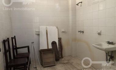 Oficina en renta en planta alta ubicada en calle Hidalgo y Bravo,  Col. Centro, en Coatzacoalcos, Veracruz.