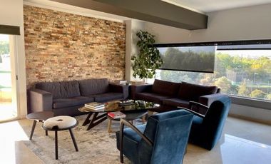 Departamento Totalmente Remodelado en Renta en Frondoso Lomas Country.