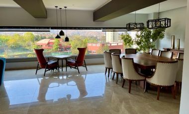 Departamento Totalmente Remodelado en Renta en Frondoso Lomas Country.