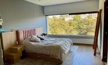 Departamento Totalmente Remodelado en Renta en Frondoso Lomas Country.
