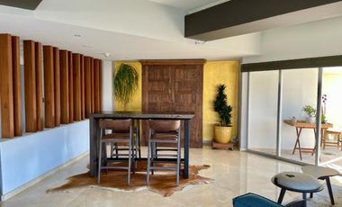 Departamento Totalmente Remodelado en Renta en Frondoso Lomas Country.