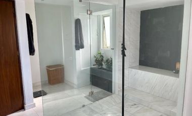 Departamento Totalmente Remodelado en Renta en Frondoso Lomas Country.