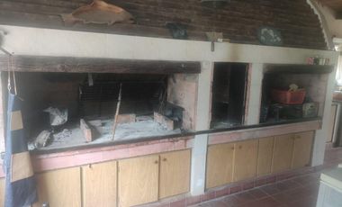 Casa quinta de 8 ambientes con pileta y 4 hectareas de parque