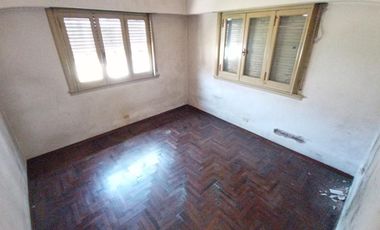 CASA  EN VENTA EN MORON SUR - A REFACCIONAR - OPORTUNIDAD DE INVERSION