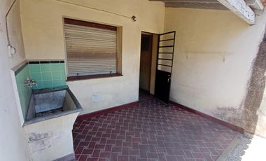 CASA  EN VENTA EN MORON SUR - A REFACCIONAR - OPORTUNIDAD DE INVERSION