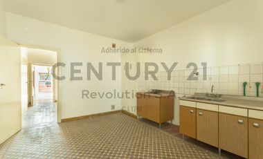 Casa 2 dormitorios c/local comercial al frente - Capitan Bermudez