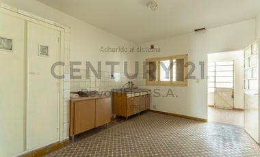 Casa 2 dormitorios c/local comercial al frente - Capitan Bermudez