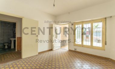 Casa 2 dormitorios c/local comercial al frente - Capitan Bermudez