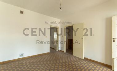Casa 2 dormitorios c/local comercial al frente - Capitan Bermudez