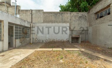 Casa 2 dormitorios c/local comercial al frente - Capitan Bermudez