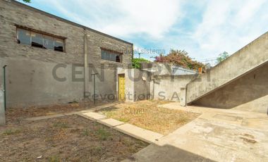 Casa 2 dormitorios c/local comercial al frente - Capitan Bermudez