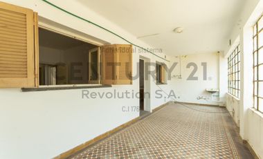 Casa 2 dormitorios c/local comercial al frente - Capitan Bermudez