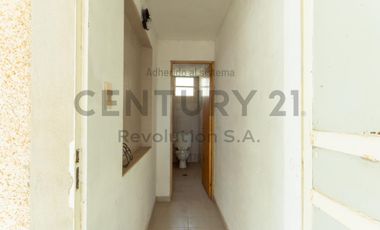 Casa 2 dormitorios c/local comercial al frente - Capitan Bermudez
