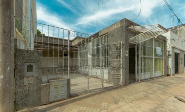 Casa 2 dormitorios c/local comercial al frente - Capitan Bermudez