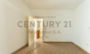 Casa 2 dormitorios c/local comercial al frente - Capitan Bermudez