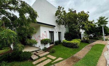 Casa en esquina EN VENTA en Residencial SAN PATRICIO, Campestre.