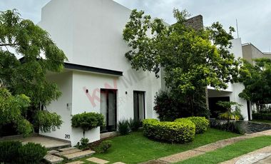 Casa en esquina EN VENTA en Residencial SAN PATRICIO, Campestre.