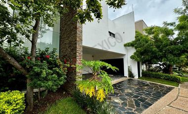 Casa en esquina EN VENTA en Residencial SAN PATRICIO, Campestre.