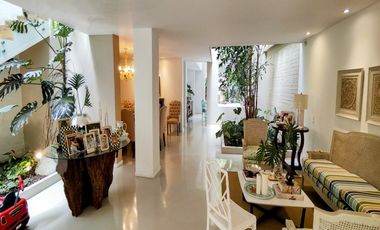 ¡Casa De Lujo Con Piscina Privada Y Diseño Arquitectónico Excepcional – ¡Tu Hogar Soñado Te Espera!