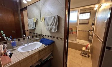 Chalet sobre 2 lotes en Barrio Los Cedros