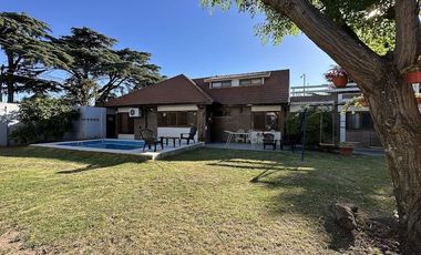 Chalet sobre 2 lotes en Barrio Los Cedros