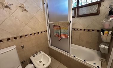 Chalet sobre 2 lotes en Barrio Los Cedros