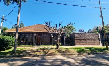 Chalet sobre 2 lotes en Barrio Los Cedros
