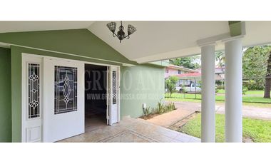 Se Vende Amplia Casa en Clayton