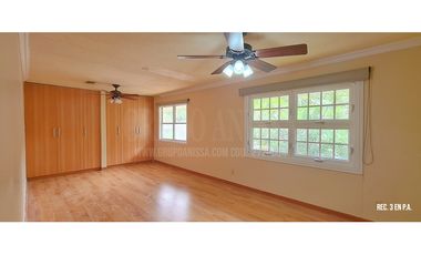 Se Vende Amplia Casa en Clayton
