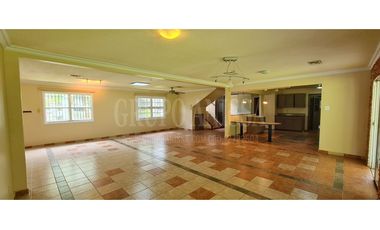 Se Vende Amplia Casa en Clayton