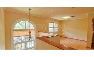 Se Vende Amplia Casa en Clayton