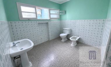Linda Casa de 3 pisos en Calle Cerrada