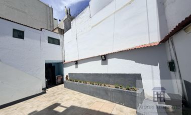 Linda Casa de 3 pisos en Calle Cerrada